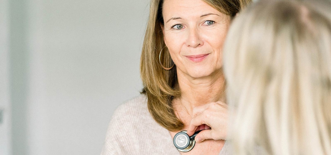 Untersuchung mit Patientinin der Praxis Dr. Seiberlich in Lörrach